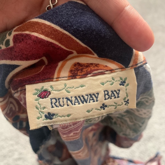 RUNAWAY BAY VINTAGE TOP🤎 - Picture 3 of 4